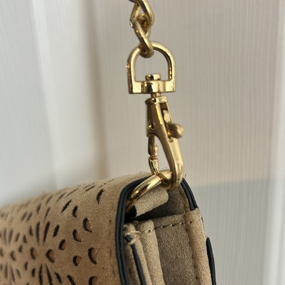 Also Elegant Tan Floral Cutout Women's Bag Chain Strap Envelope Sleek - Picture 6 of 7